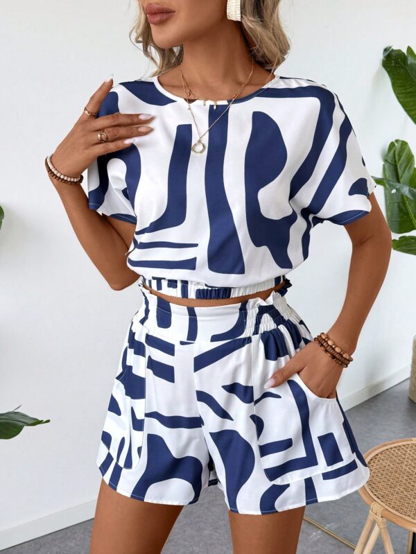 Conjunto Casual de Crop Top y Shorts con Estampado Geométrico - Image 7