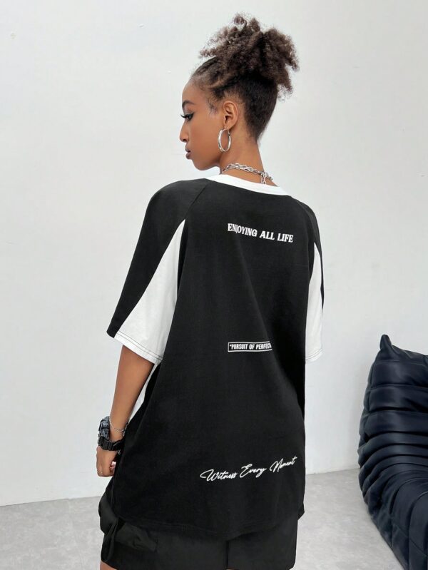 Remera Oversize Deportiva con Estampado de Bloques de Colores - Image 36