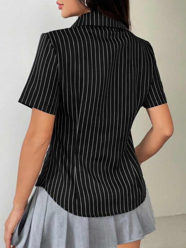 Camisa Rayada de Mujer con Botones y Manga Corta, Ajuste Slim - Image 2