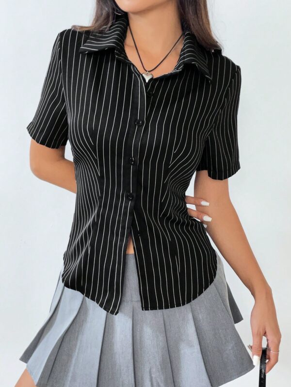 Camisa Rayada de Mujer con Botones y Manga Corta, Ajuste Slim - Image 3