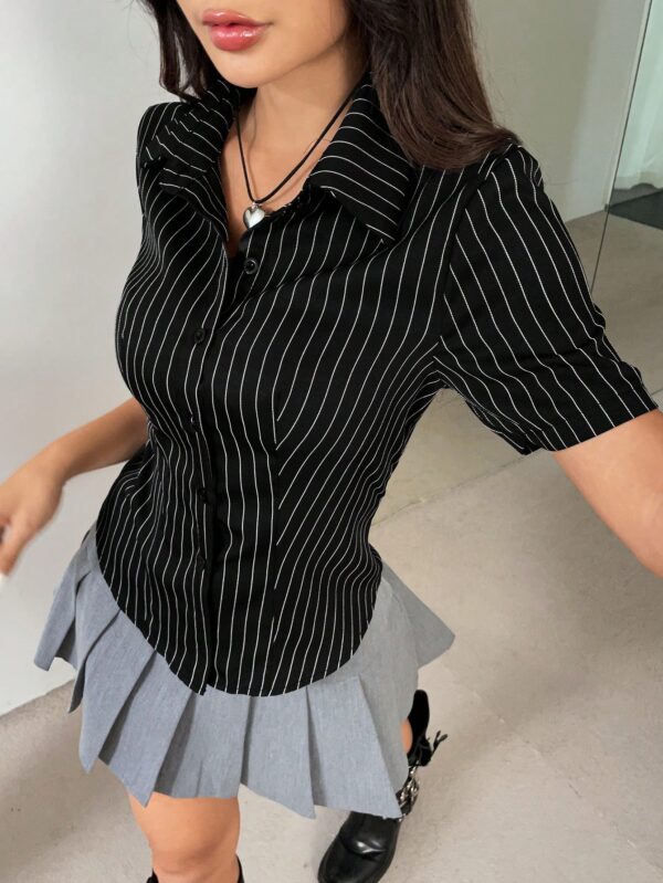 Camisa Rayada de Mujer con Botones y Manga Corta, Ajuste Slim - Image 4