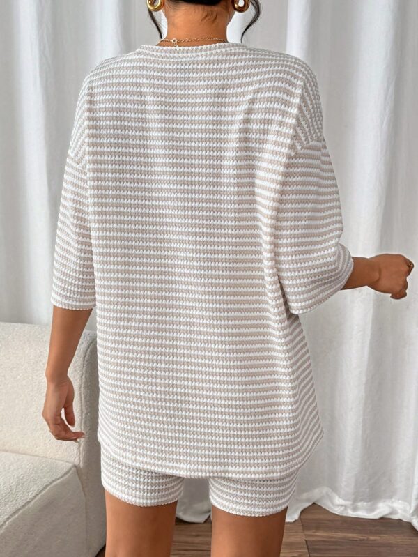Conjunto Casual de Camiseta y Shorts de Punto con Hombros Caídos - Image 2