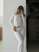 Conjunto Casual de Top Ajustado y Pantalones Acampanados