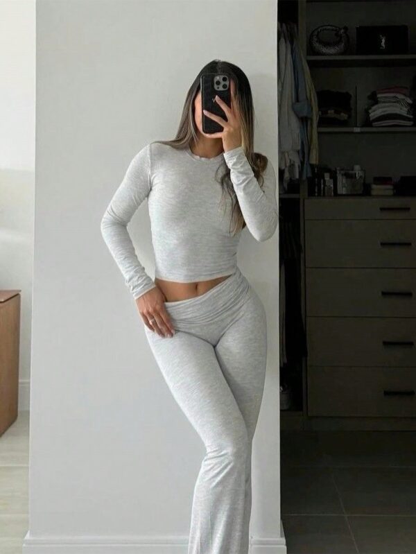 Conjunto Casual de Top Ajustado y Pantalones Acampanados - Image 2