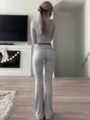 Conjunto Casual de Top Ajustado y Pantalones Acampanados