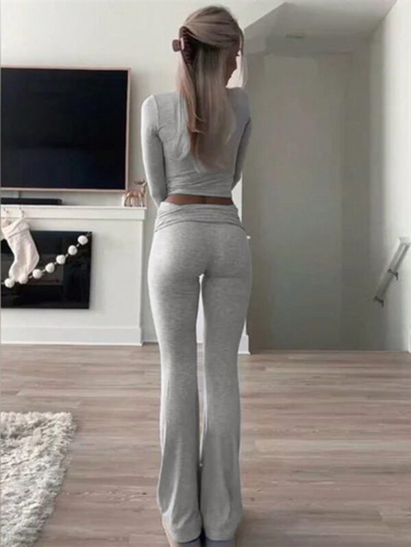 Conjunto Casual de Top Ajustado y Pantalones Acampanados - Image 3
