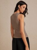 Top de Tanque Estilo Clásico con Botones y Raja Frontal