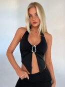 Top Halter Negro con Colgante de Metal y Abertura Frontal