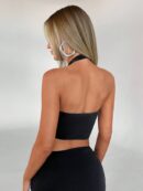 Top Halter Negro con Colgante de Metal y Abertura Frontal