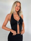 Top Halter Negro con Colgante de Metal y Abertura Frontal