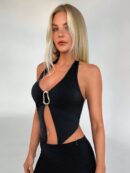 Top Halter Negro con Colgante de Metal y Abertura Frontal