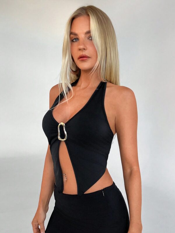 Top Halter Negro con Colgante de Metal y Abertura Frontal - Image 4