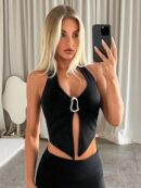Top Halter Negro con Colgante de Metal y Abertura Frontal