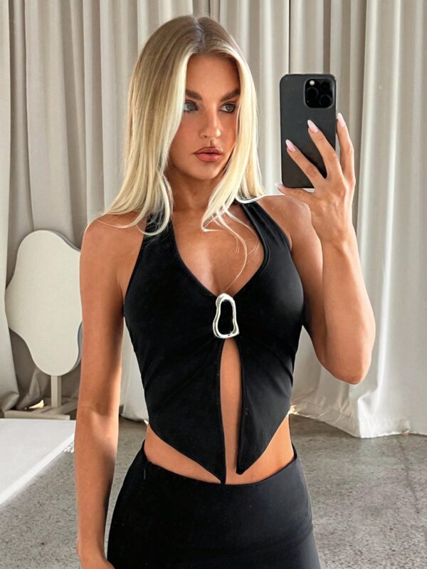 Top Halter Negro con Colgante de Metal y Abertura Frontal - Image 5