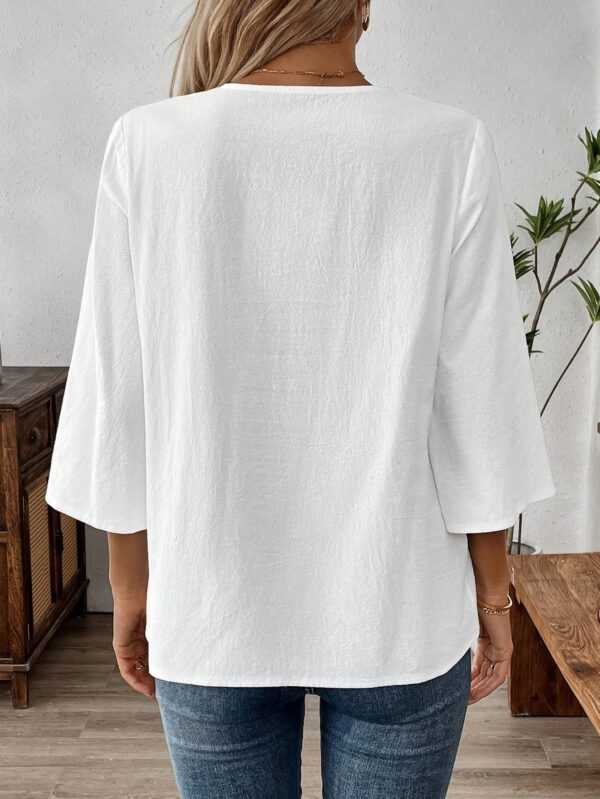 Blusa Casual de Manga Tres Cuartos en Color Sólido con Cuello V - Image 9
