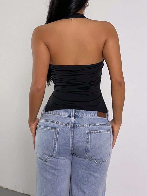 Top Estilo Halter con Espalda Descubierta y Detalles Metálicos - Image 2