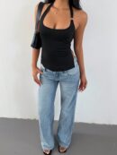 Top Estilo Halter con Espalda Descubierta y Detalles Metálicos