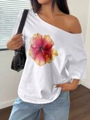 Remera Asimétrica Estampada de Hibiscus y Hombro Descubierto