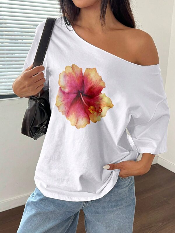 Remera Asimétrica Estampada de Hibiscus y Hombro Descubierto