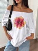 Remera Asimétrica Estampada de Hibiscus y Hombro Descubierto
