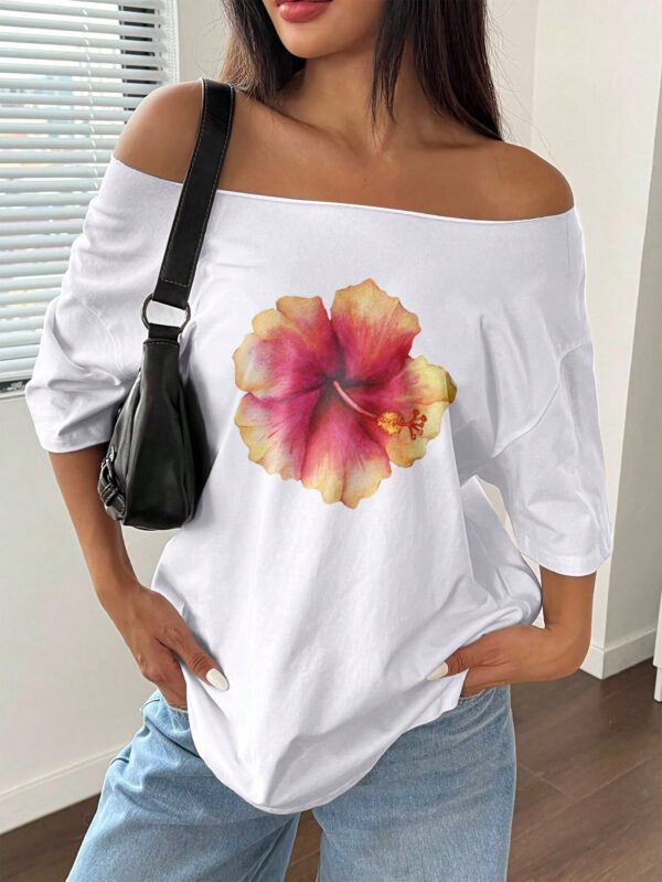 Remera Asimétrica Estampada de Hibiscus y Hombro Descubierto - Image 3