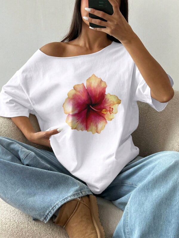 Remera Asimétrica Estampada de Hibiscus y Hombro Descubierto - Image 4