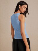 Top de Tanque Estilo Clásico con Botones y Raja Frontal