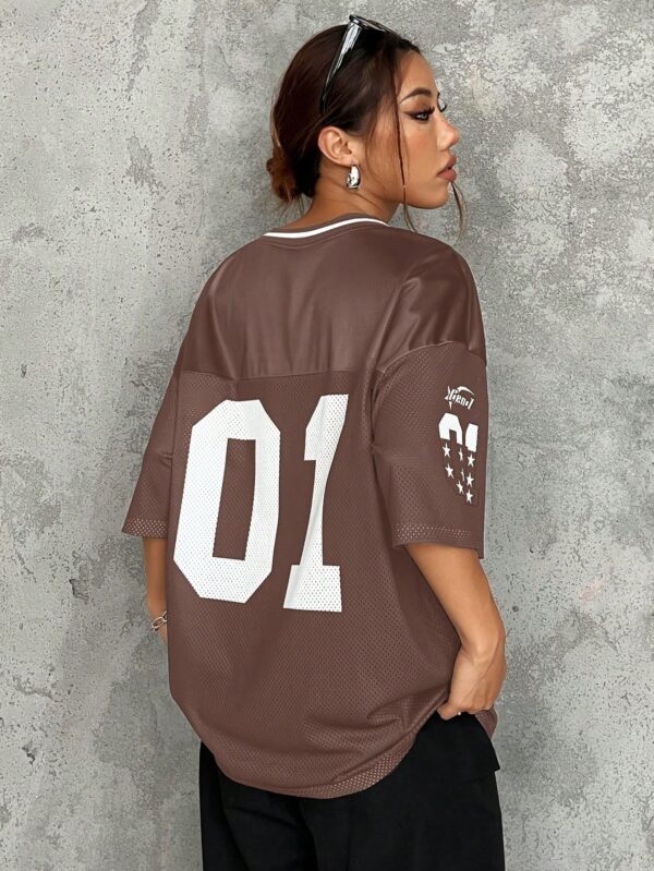 Camiseta Deportiva de Malla con Estampado de Números y Letras - Image 59