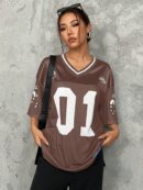 Camiseta Deportiva de Malla con Estampado de Números y Letras