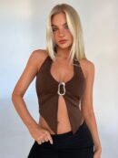 Top Halter Negro con Colgante de Metal y Abertura Frontal