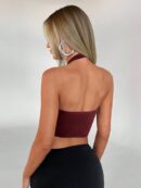 Top Halter Negro con Colgante de Metal y Abertura Frontal
