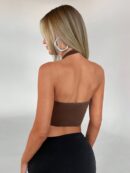Top Halter Negro con Colgante de Metal y Abertura Frontal