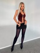 Top Halter Negro con Colgante de Metal y Abertura Frontal
