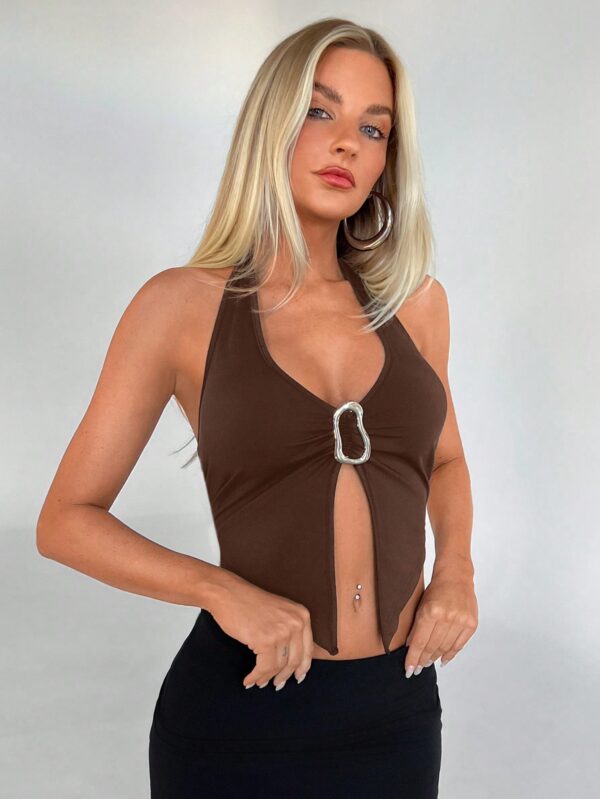 Top Halter Negro con Colgante de Metal y Abertura Frontal - Image 30