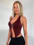 Top Halter Negro con Colgante de Metal y Abertura Frontal