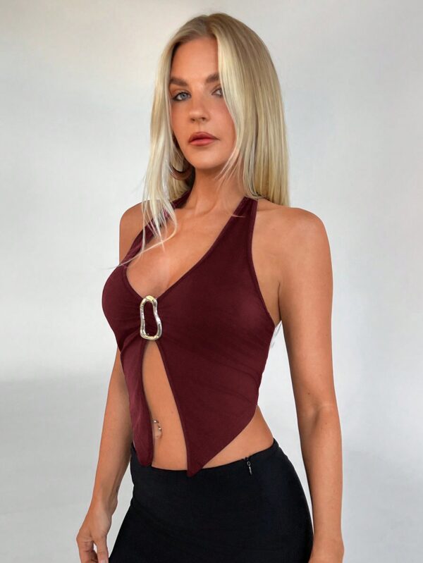 Top Halter Negro con Colgante de Metal y Abertura Frontal - Image 11