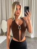 Top Halter Negro con Colgante de Metal y Abertura Frontal