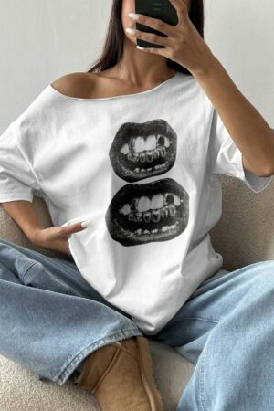Camiseta Suelta con Hombros Descubiertos y Estampado de Labios