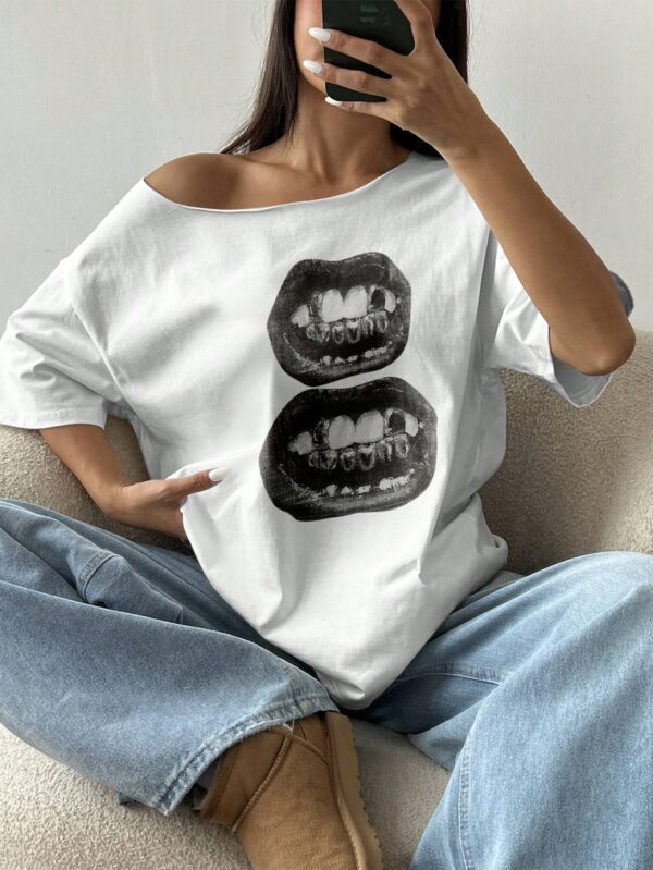 Camiseta Suelta con Hombros Descubiertos y Estampado de Labios