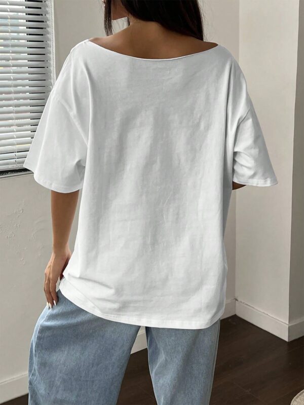 Camiseta Suelta con Hombros Descubiertos y Estampado de Labios - Image 2