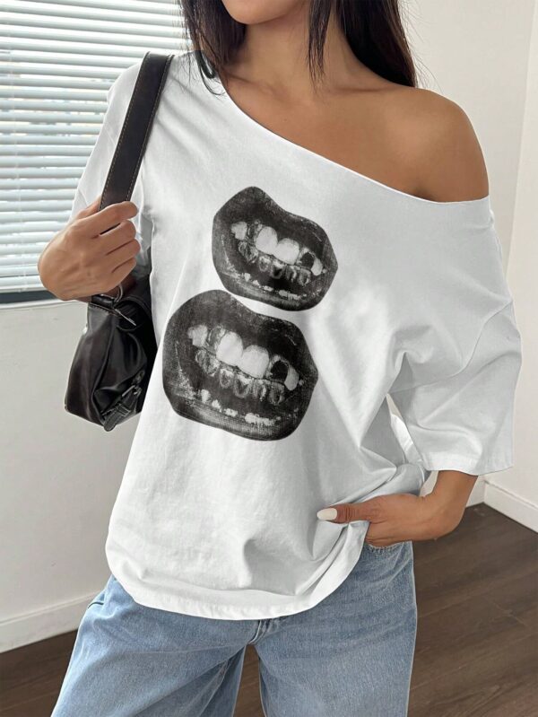 Camiseta Suelta con Hombros Descubiertos y Estampado de Labios - Image 3