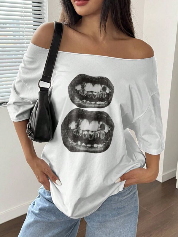 Camiseta Suelta con Hombros Descubiertos y Estampado de Labios - Image 4