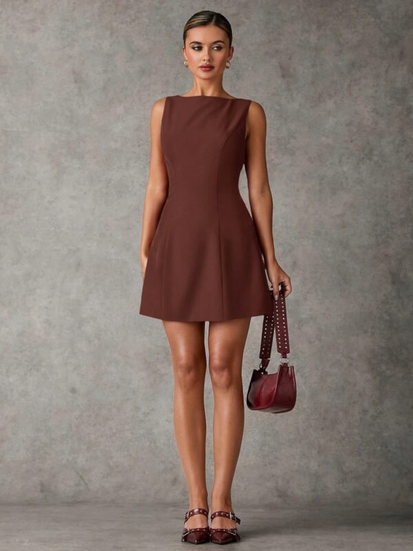 Vestido Elegante Sin Mangas con Espalda Descubierta y Corte A - Image 9