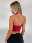 Top Halter Negro con Colgante de Metal y Abertura Frontal