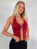 Top Halter Negro con Colgante de Metal y Abertura Frontal