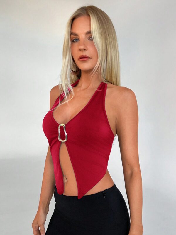 Top Halter Negro con Colgante de Metal y Abertura Frontal - Image 25