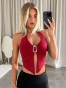 Top Halter Negro con Colgante de Metal y Abertura Frontal