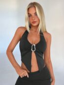 Top Halter Negro con Colgante de Metal y Abertura Frontal