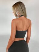 Top Halter Negro con Colgante de Metal y Abertura Frontal