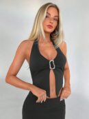 Top Halter Negro con Colgante de Metal y Abertura Frontal